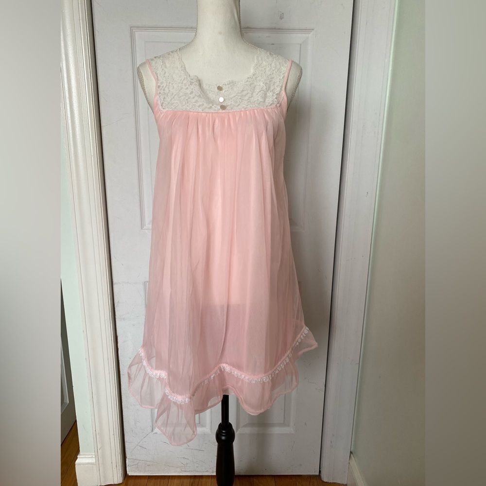 1960s/ 50s Lisette Soft Pink Cottagecore Barbiecore Nightgown with Lace Details